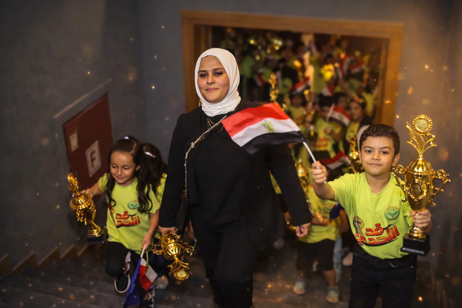 المدربة شيماء سعد مع الأطفال في فعالية وتكريم